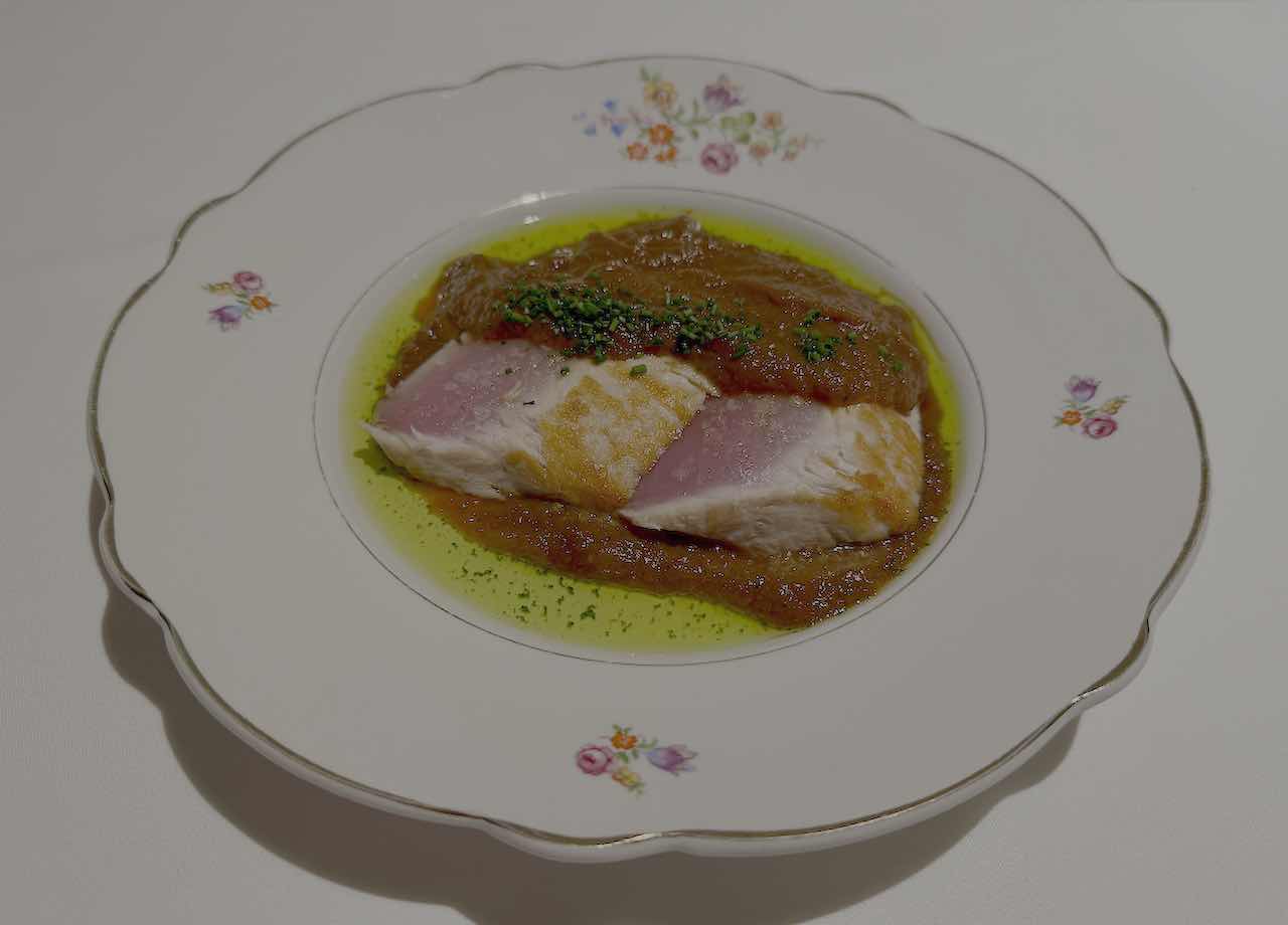 Bonito encebollado con crema de cebolla caramelizada y fumet