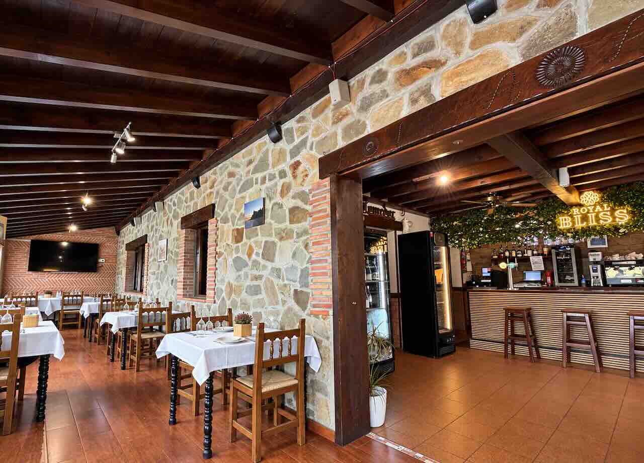 Comedor y barra de Nueva Santuca en Arroyo