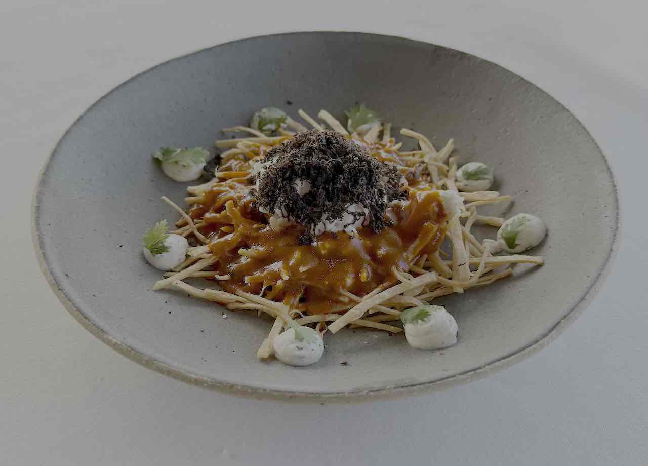 Emma Suances chilaquiles rojos con huevo a 65 grados y trufa