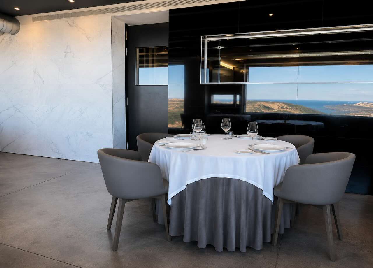 Emma Suances comedor restaurante vistas Cantábrico