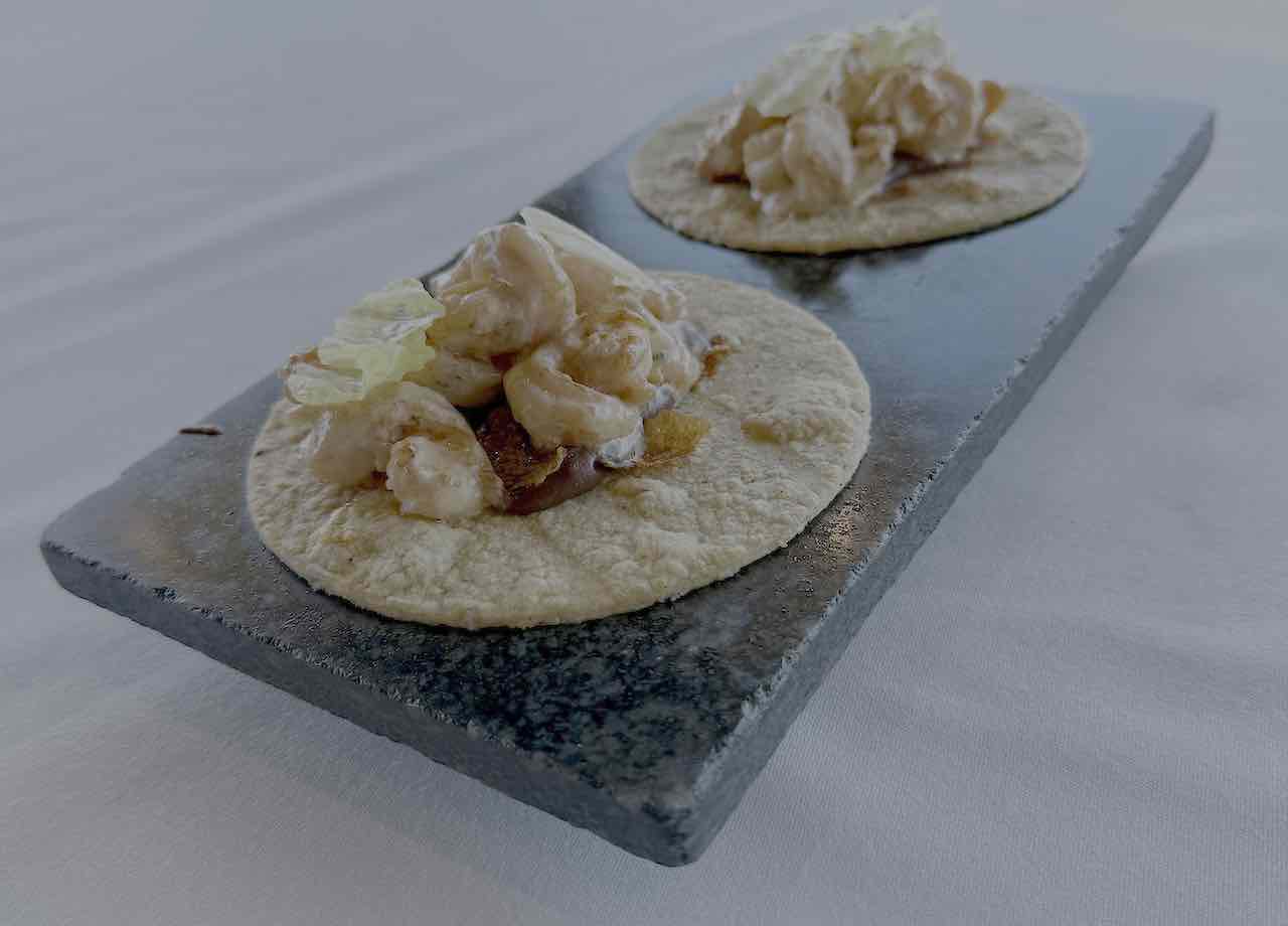 Emma Suances tacos de camarón salteados con emulsión de chiles secos