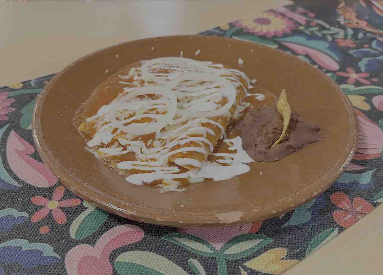 Enchiladas rojas de pollo con salsa ranchera