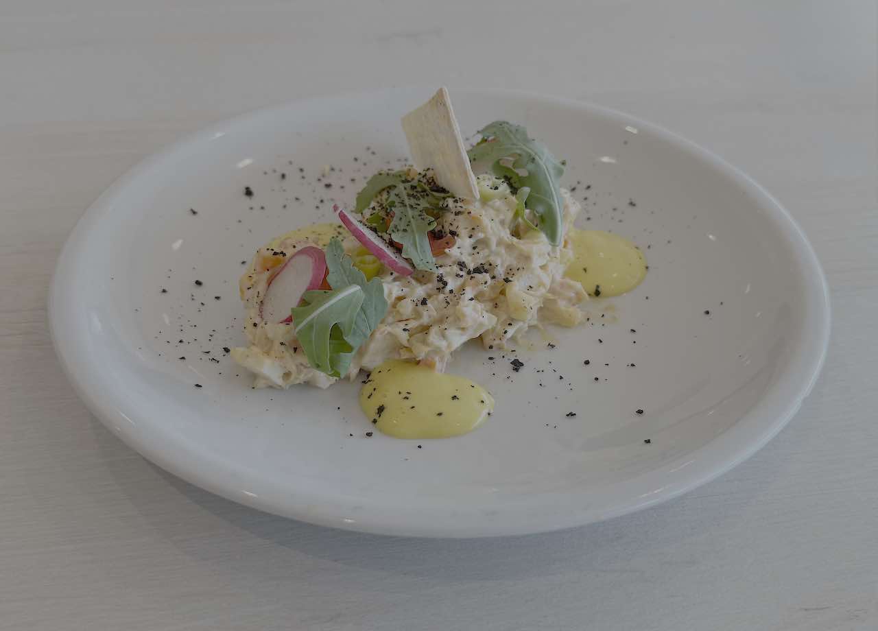 Ensaladilla de atún con piparras y pan crujiente Querida Mar Santander