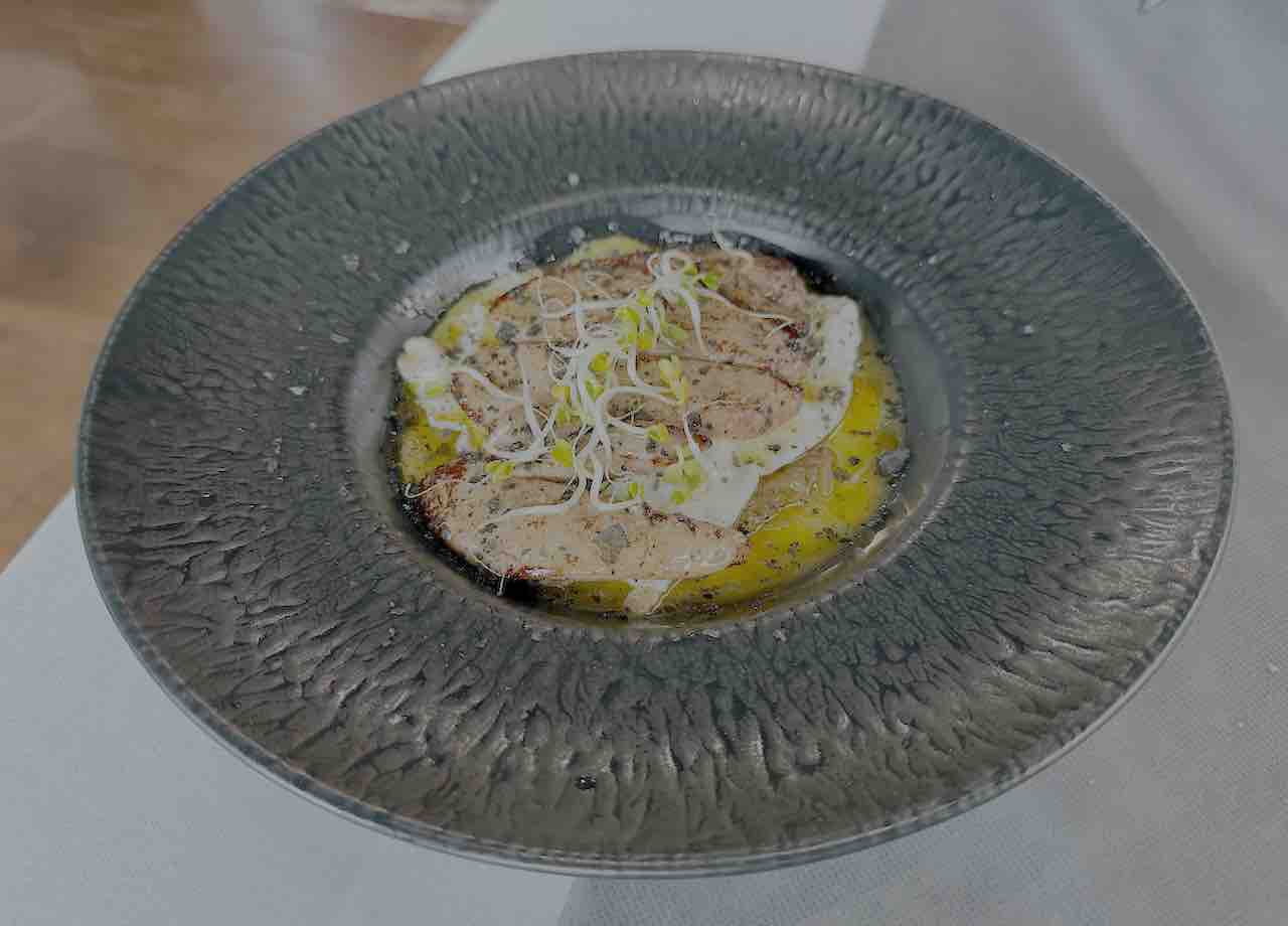 Foie fresco a la plancha con patata panadera, cebolla y huevo de Nueva Santuca