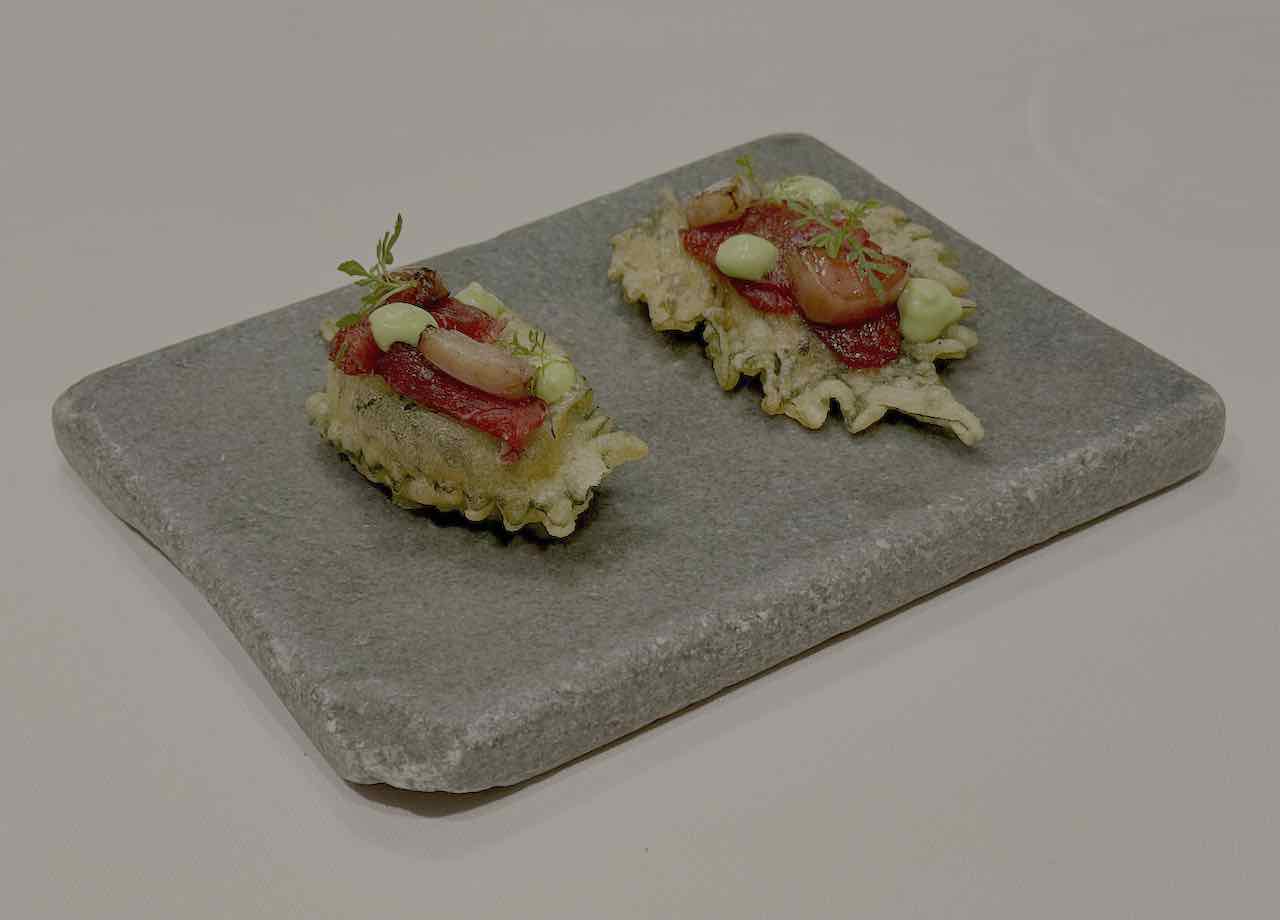 Hoja de shiso en tempura con carpaccio de vaca Tudanca, tuétano y brócoli de El Serbal