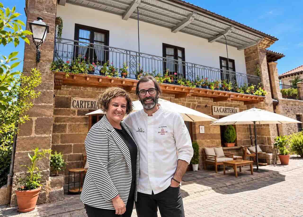 Kike Pérez Malagón y Noelia Sánchez frente al restaurante La Cartería en Cartes, Cantabria<br />
