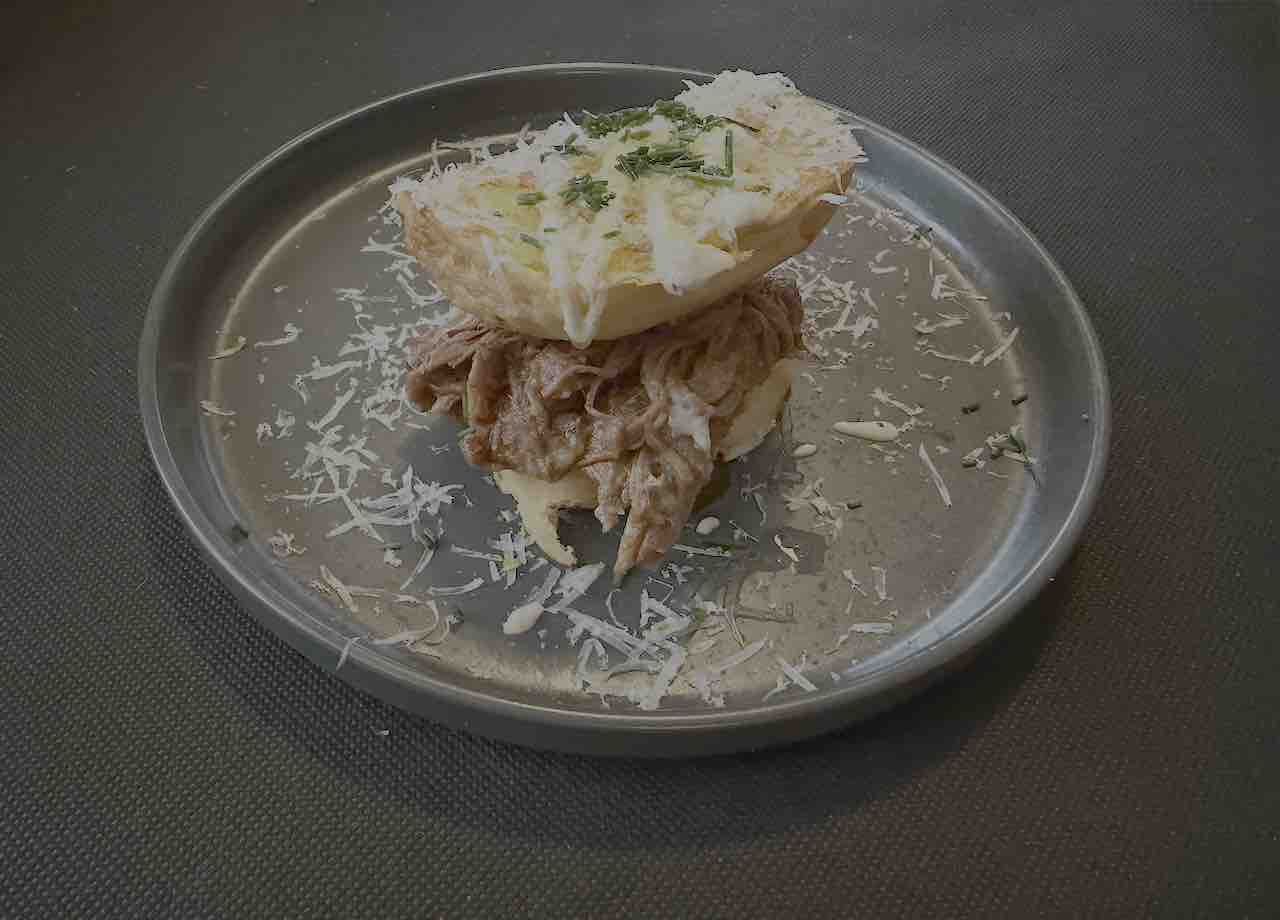 La Nuncia Cueto brioche con carne mechada y tempura de kimchi