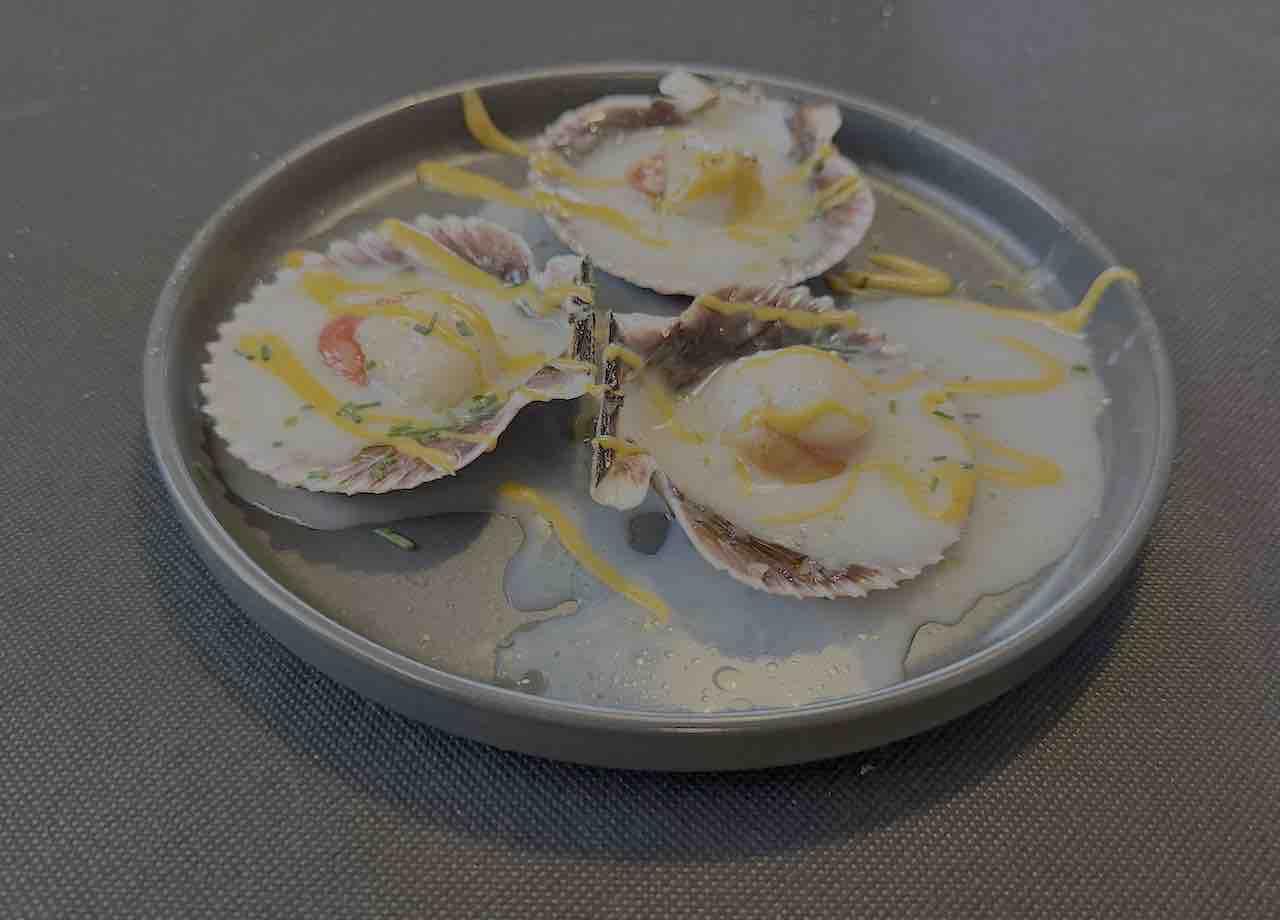 La Nuncia Cueto vieiras del Pacífico con crema de coco, citronela y curry de mango