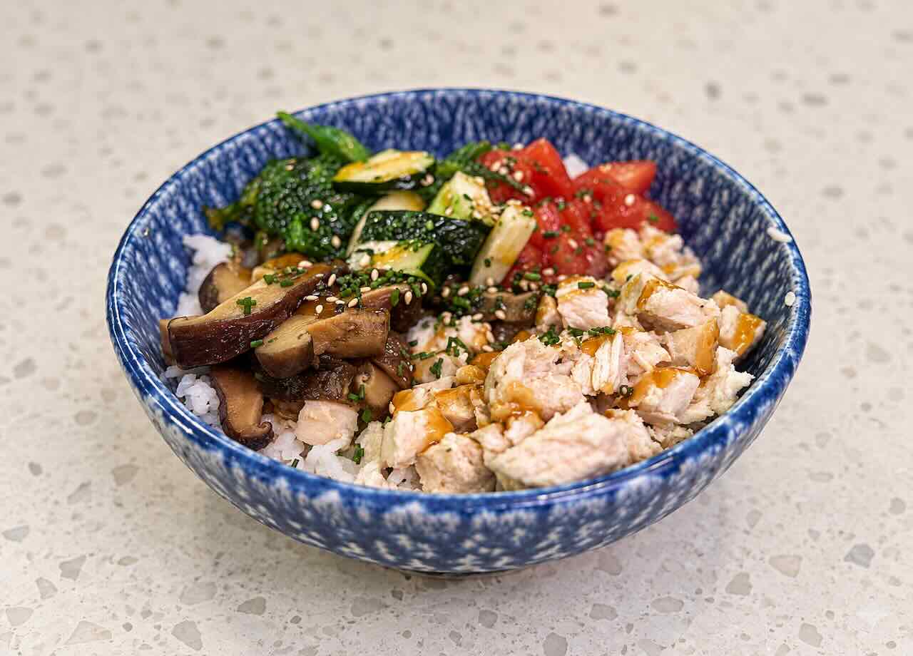 Poke personalizado de pollo con verduras y setas en Ho’oponopono Santander