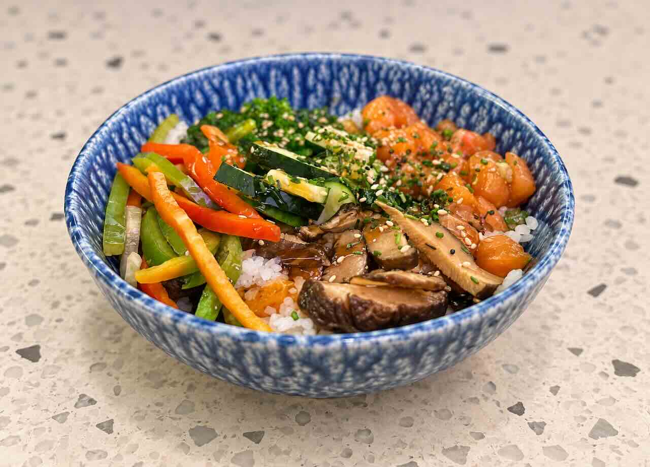 Poke personalizado de salmón con verduras y setas en Ho’oponopono Santander
