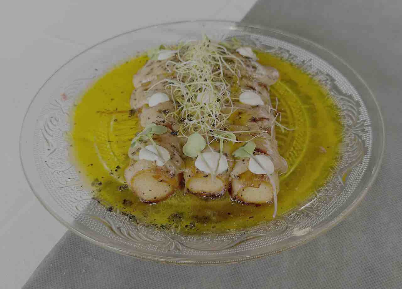 Puerros braseados con foie y yema curada de Nueva Santuca