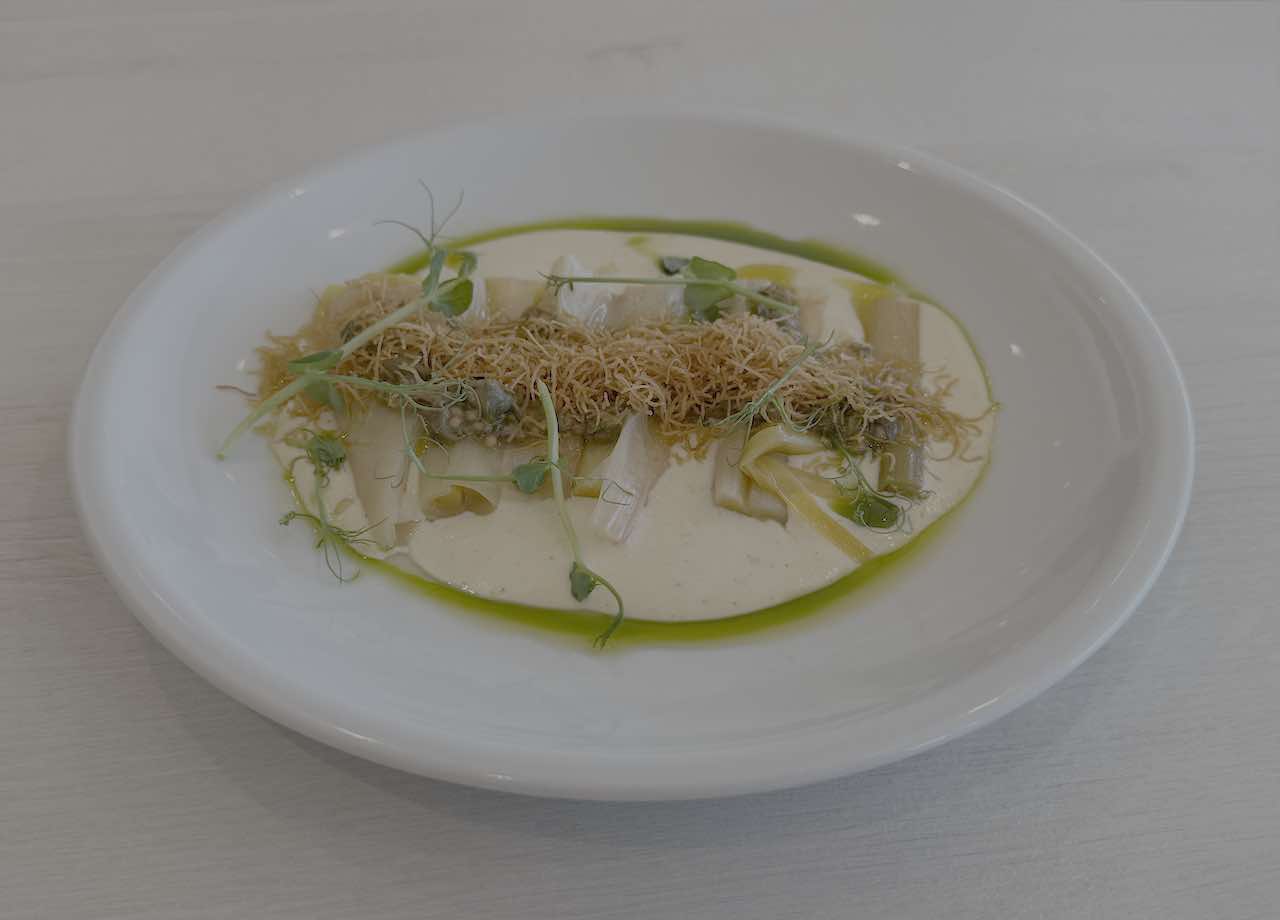 Puerros confitados con salsa de yogur y vinagreta Querida Mar Santander
