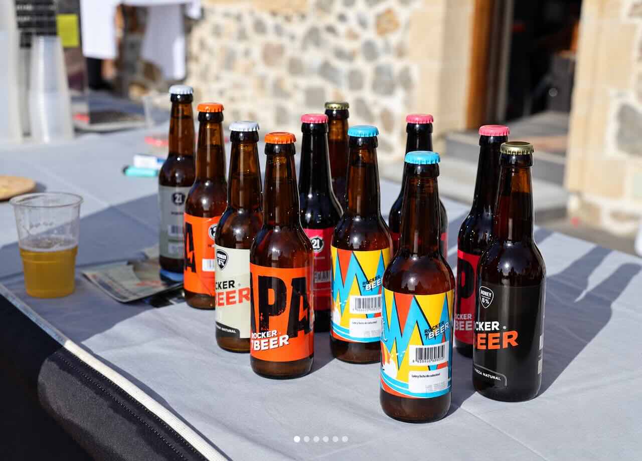 Botellas de diferentes cervezas artesanas de ROCKER BEER elaboradas en Carriazo