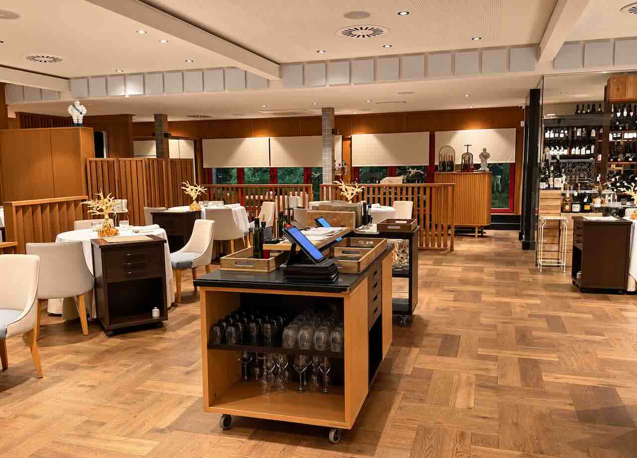 Sala del restaurante El Serbal en Santander