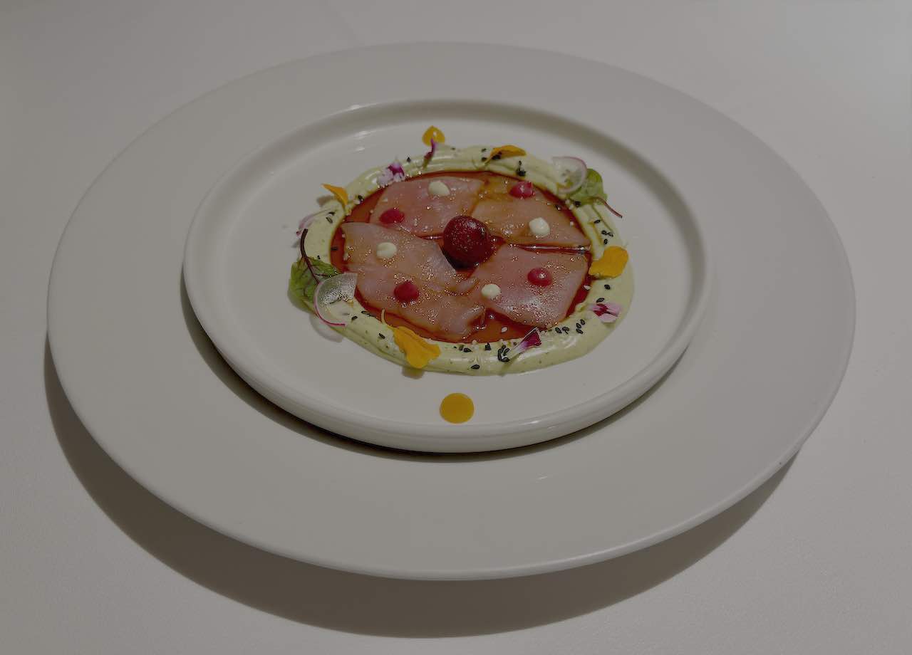 Sashimi de ventresca de bonito con ponzu y mahonesa de albahaca