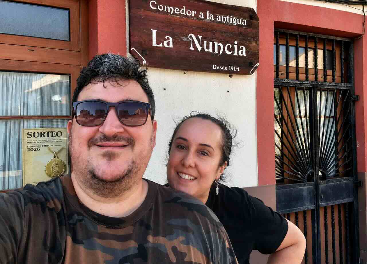 Sergio Toca y Leticia González delante de La Nuncia en Cueto, Santander
