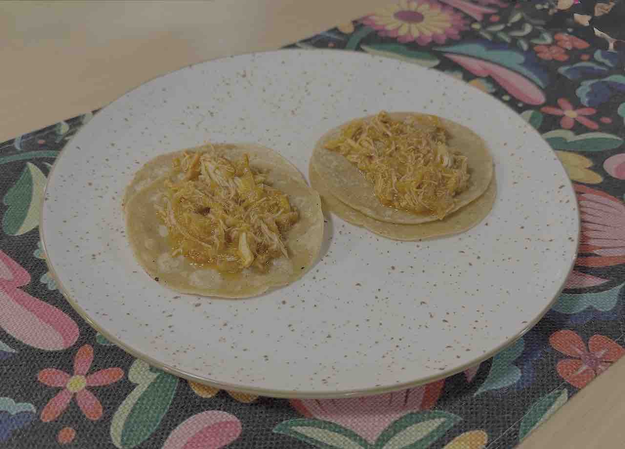 Tacos de tinga de pollo con chipotle