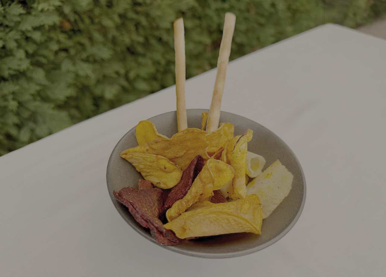 Aperitivo de chips y colines de El Palacio en Torrelavega
