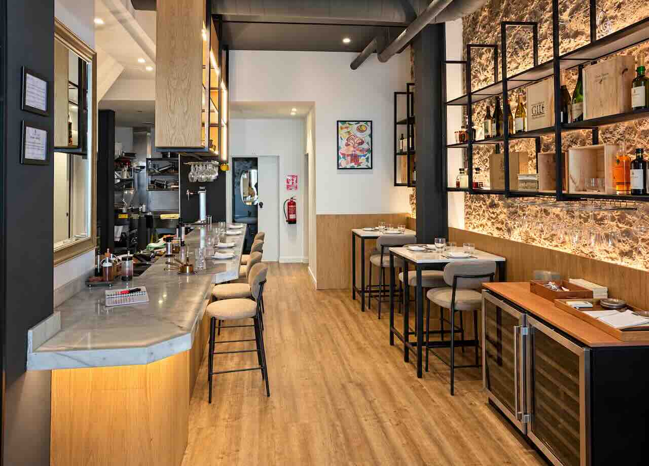 Barra y comedor de La Taberna de Halma en Las Palmas de Gran Canaria