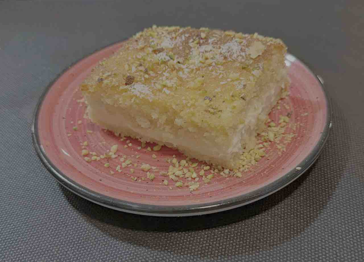 Basbousa de sémola y almíbar en Cafetería Petra, Santander