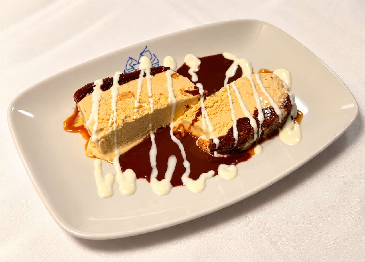 Biscuit helado de turrón e higos confitados con chocolate caliente de La Mulata en Santander