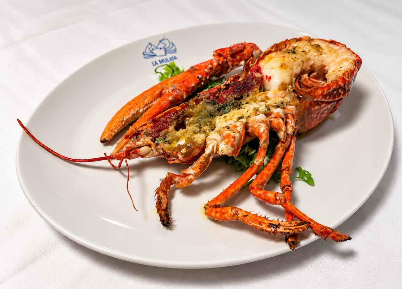 Bogavante a la plancha servido en un plato con el logotipo de La Mulata, en Santander.