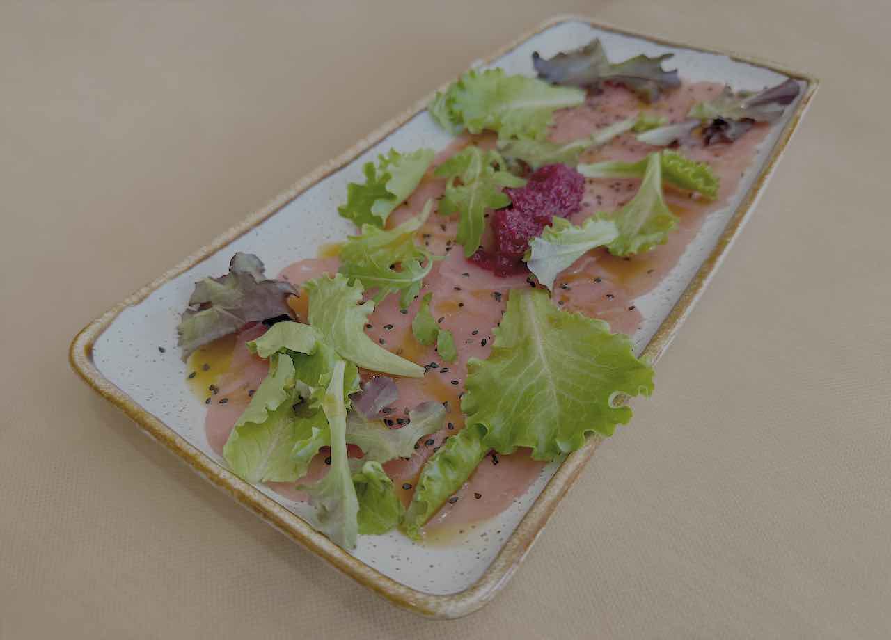 Carpaccio de atún rojo con tartar de remolacha y sésamo negro en Lenteja, Castro Urdiales