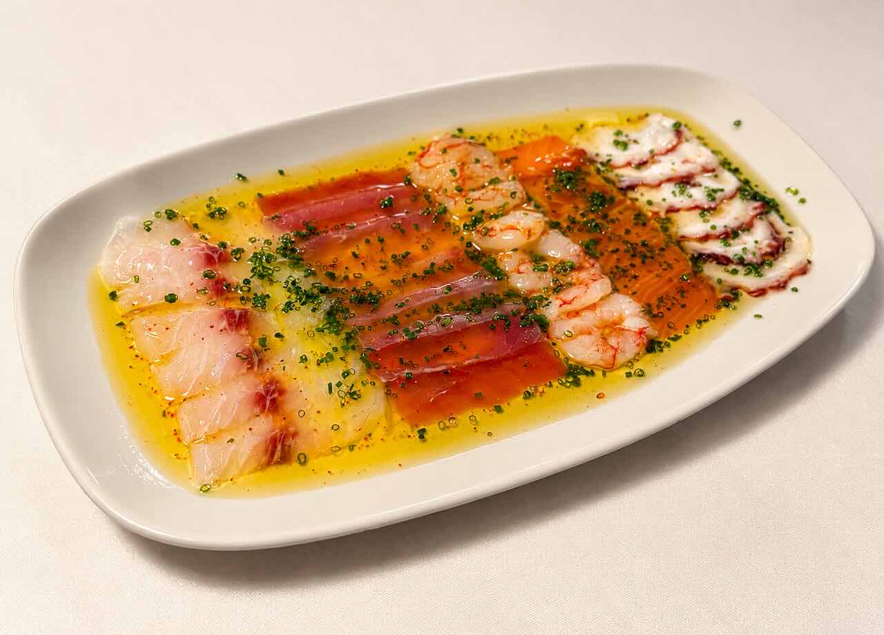 Carpaccio variado de gamba roja, salmón, lubina, bonito y pulpo de La Mulata en Santander