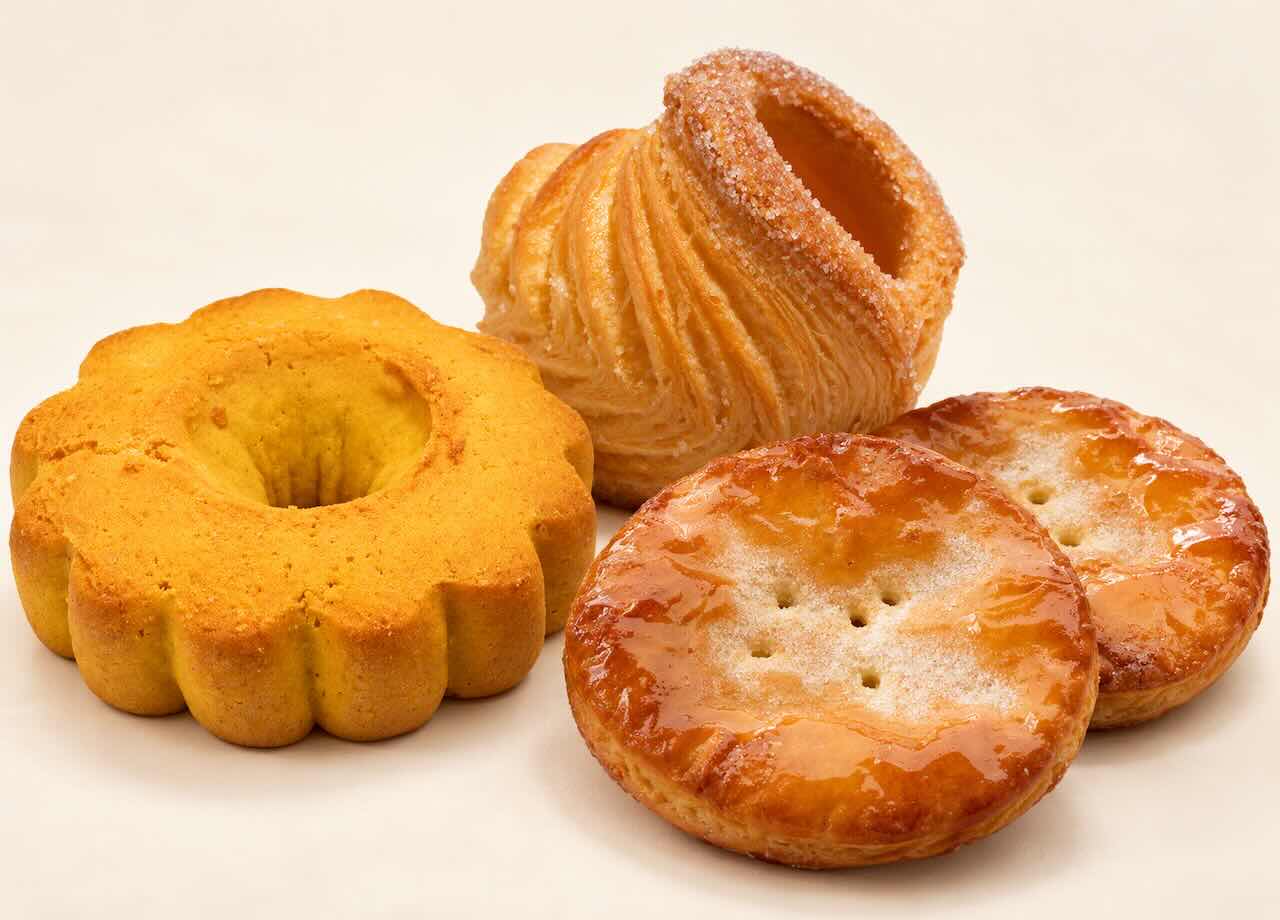 Composición de una rosquilla del Ebro, una reinosa y dos pantortillas de Casa Vejo sobre fondo claro.