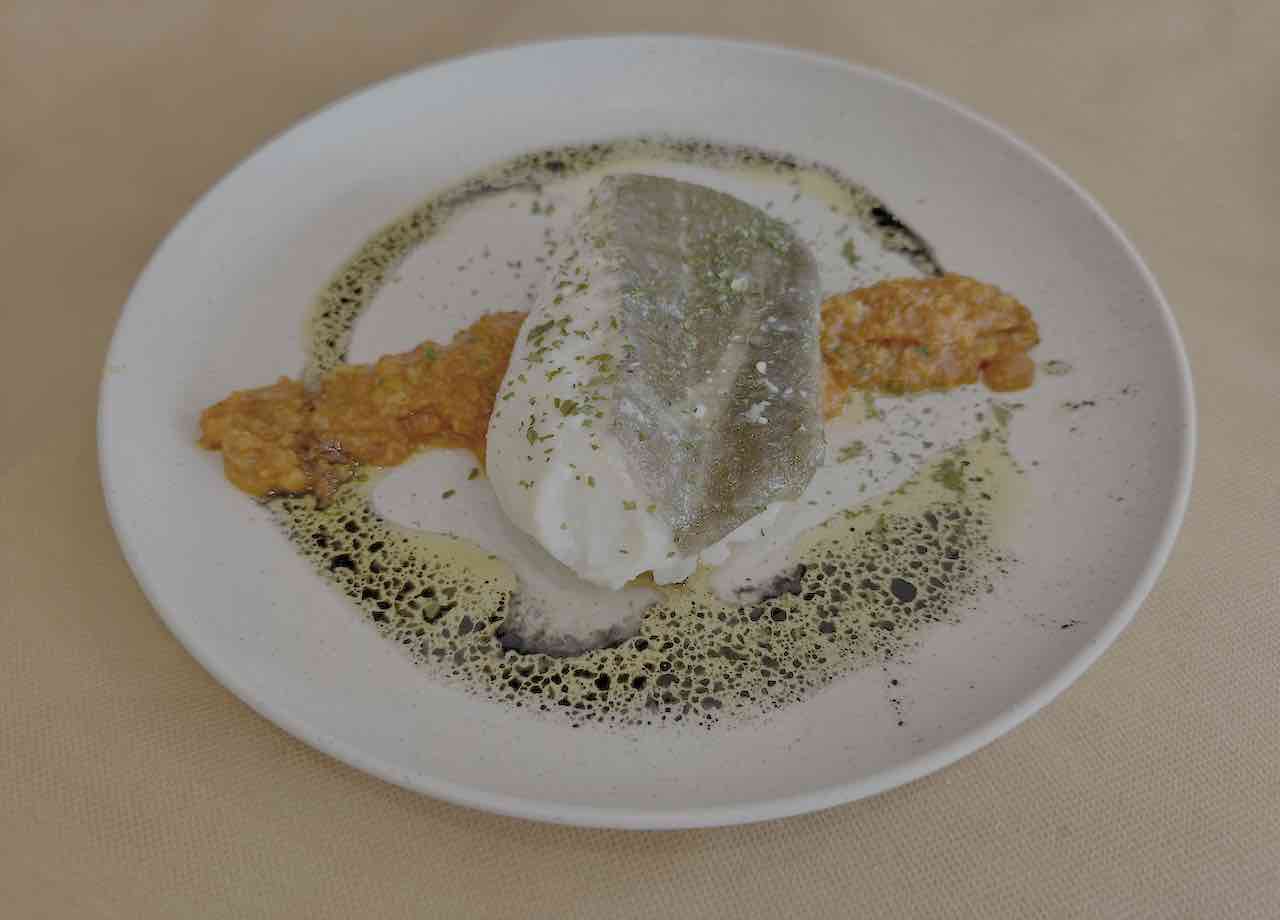 Centro de bacalao confitado sobre cama de txangurro en Lenteja, Castro Urdiales