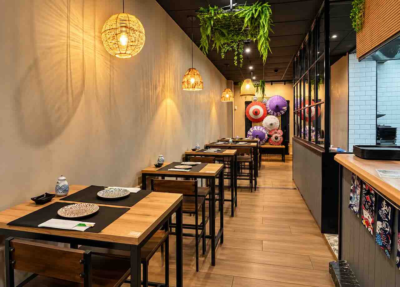 Comedor y cocina a la vista de UMAMI Somo