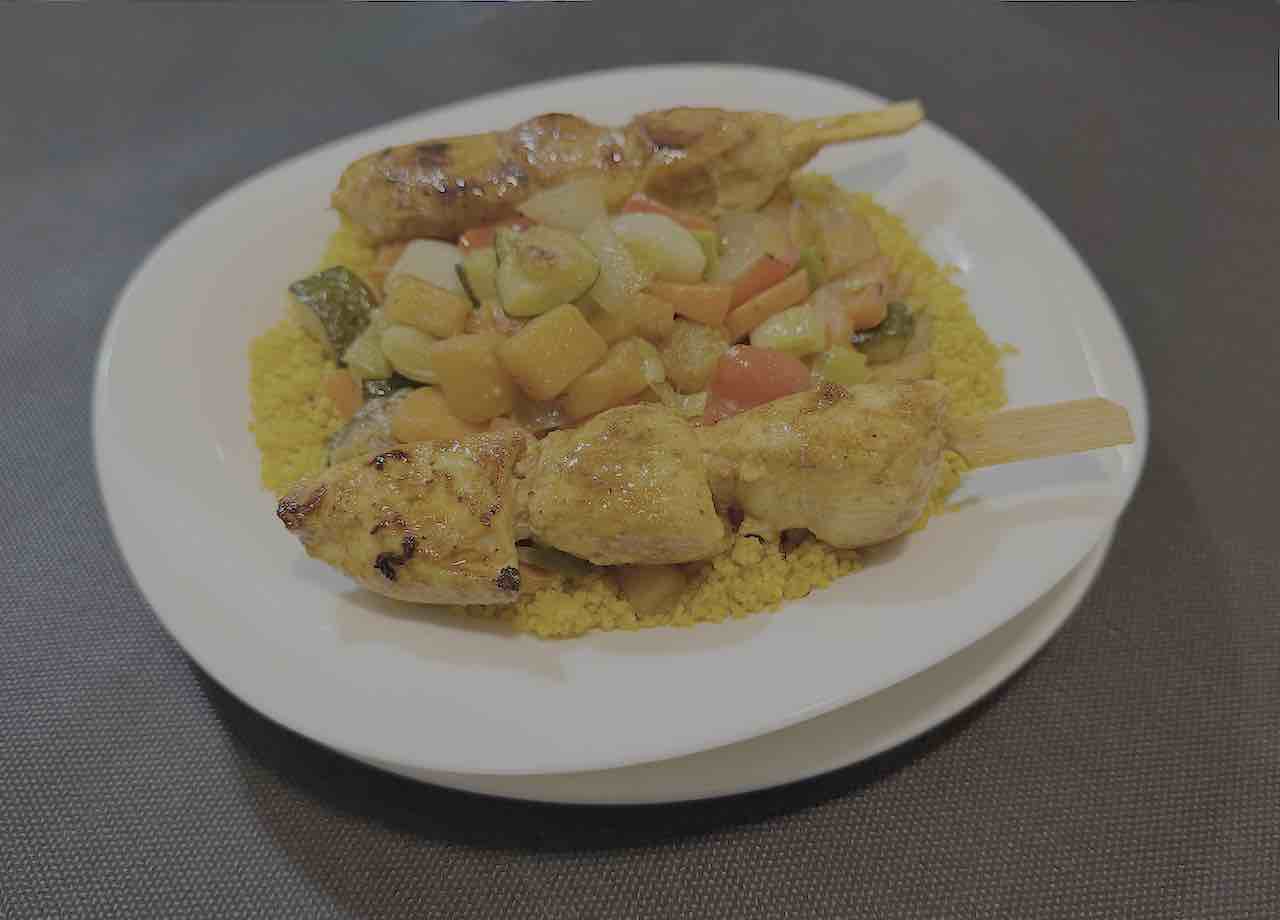 Cuscús con verduras y brochetas de pollo en Cafetería Petra, Santander