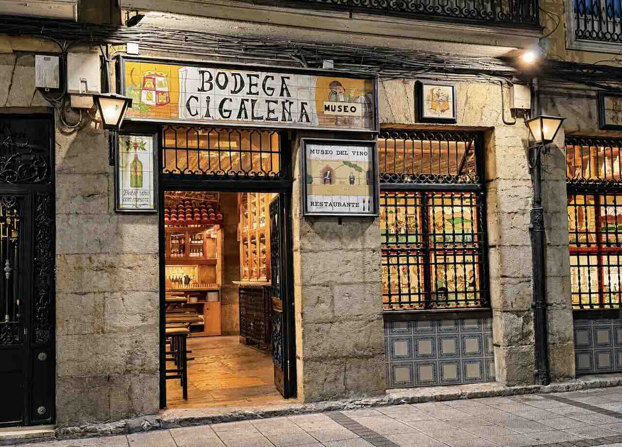 Fachada de Bodega Cigaleña en Santander