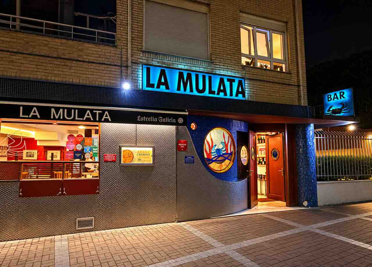 Fachada nocturna del restaurante La Mulata en Puertochico, Santander