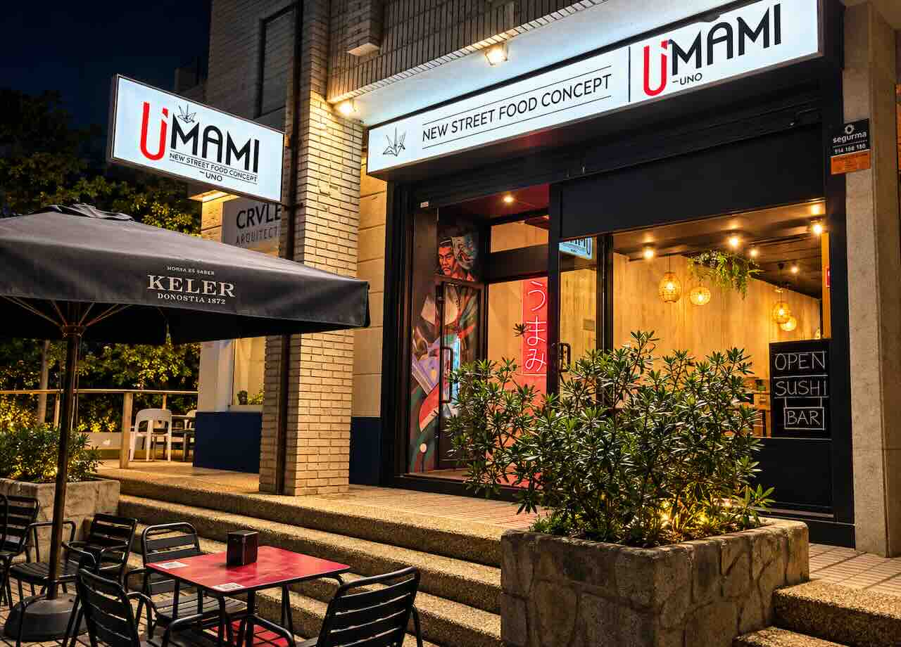 Fachada y terraza de UMAMI Somo