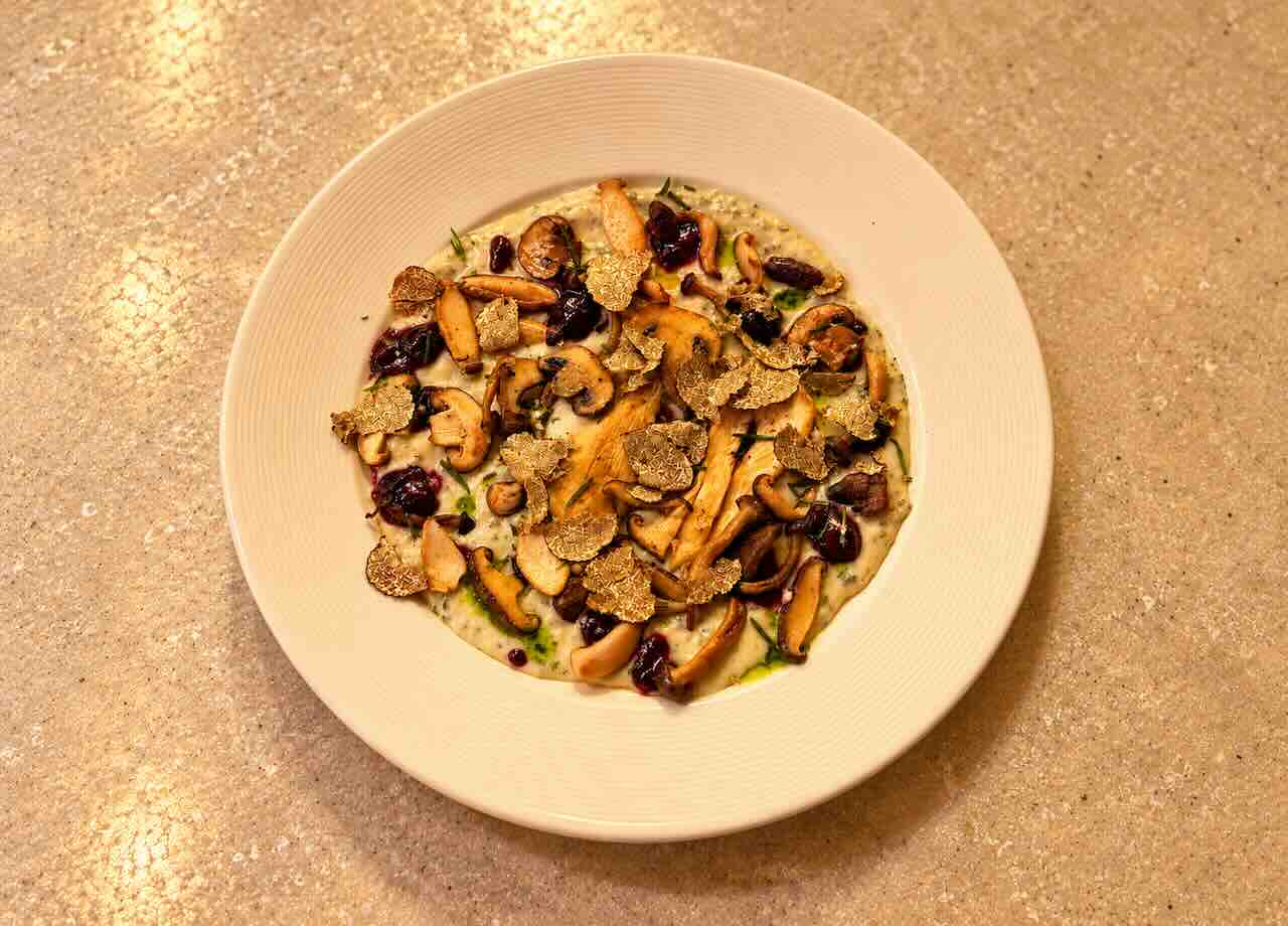 Fonduta Zola & Funghi con Gorgonzola, setas de temporada, arándanos y trufa en Garbo Santander