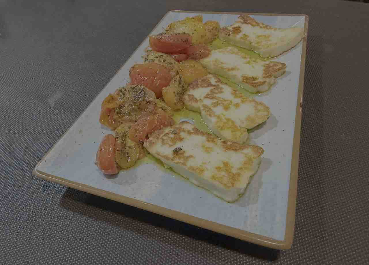 Halloumi grill con tomate cherry y hierbas aromáticas en Cafetería Petra, Santander