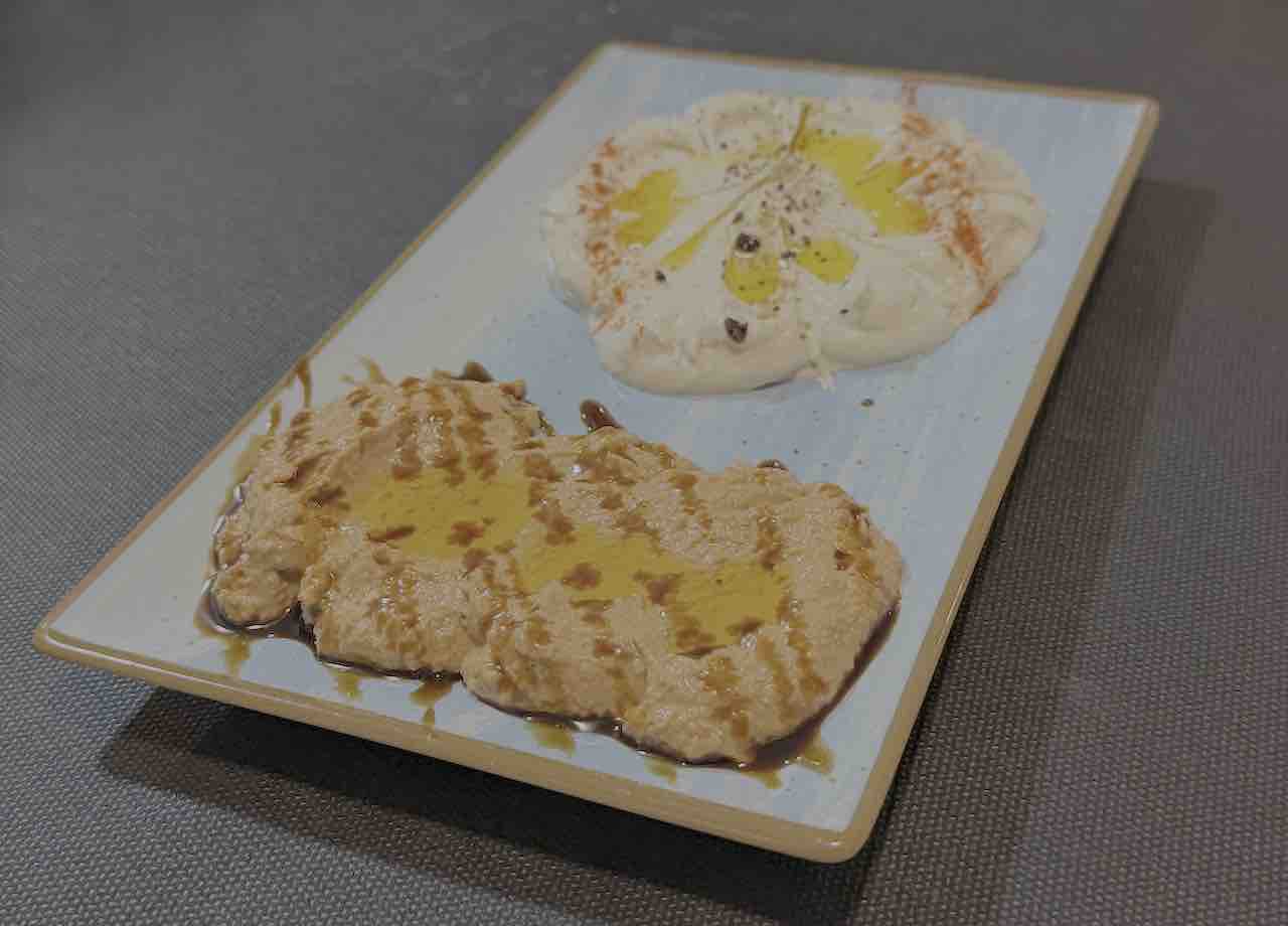 Hummus y muhammara en Cafetería Petra, Santander