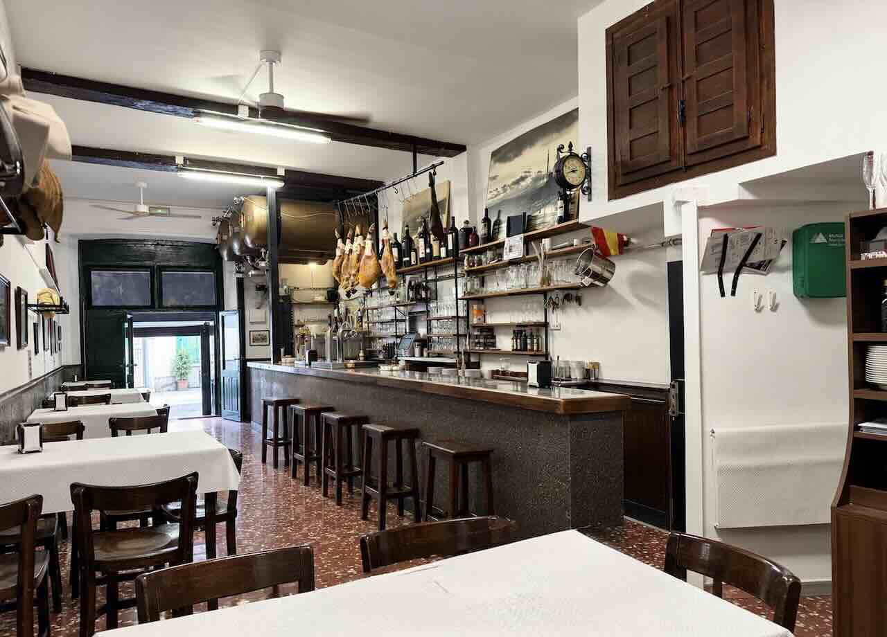 Interior y barra de Bodega Fuente Dé en Santander