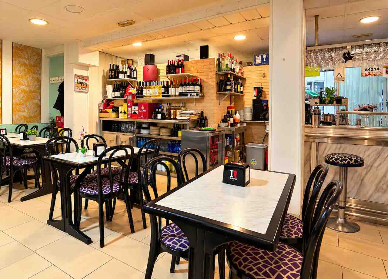 Interior y barra de Cafetería Petra en Santander