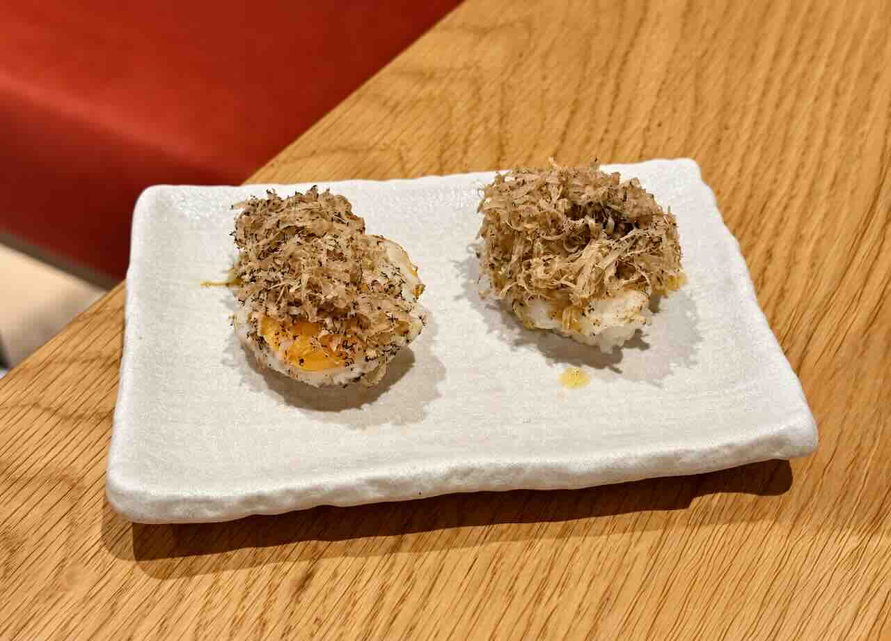 Nigiri de huevo de codorniz con tartufata de Kazoku Izakaya