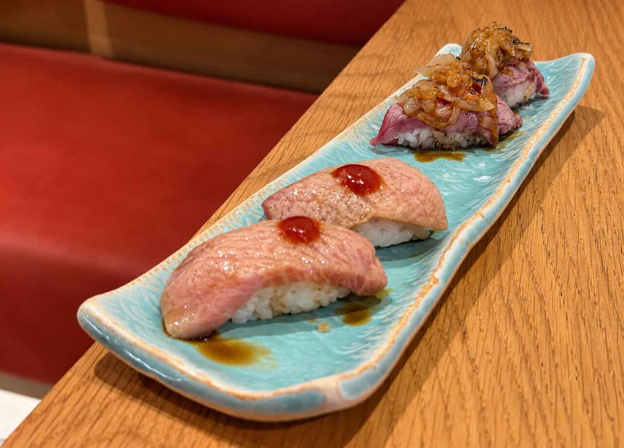 Nigiris de Angus y foie y toro de atún de Kazoku Izakaya