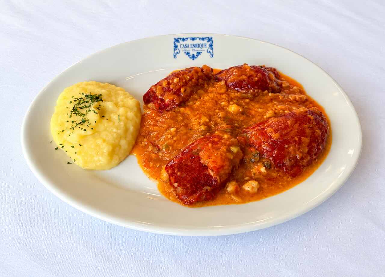 Pimientos del piquillo rellenos de merluza, rape y gambas de Casa Enrique en Solares