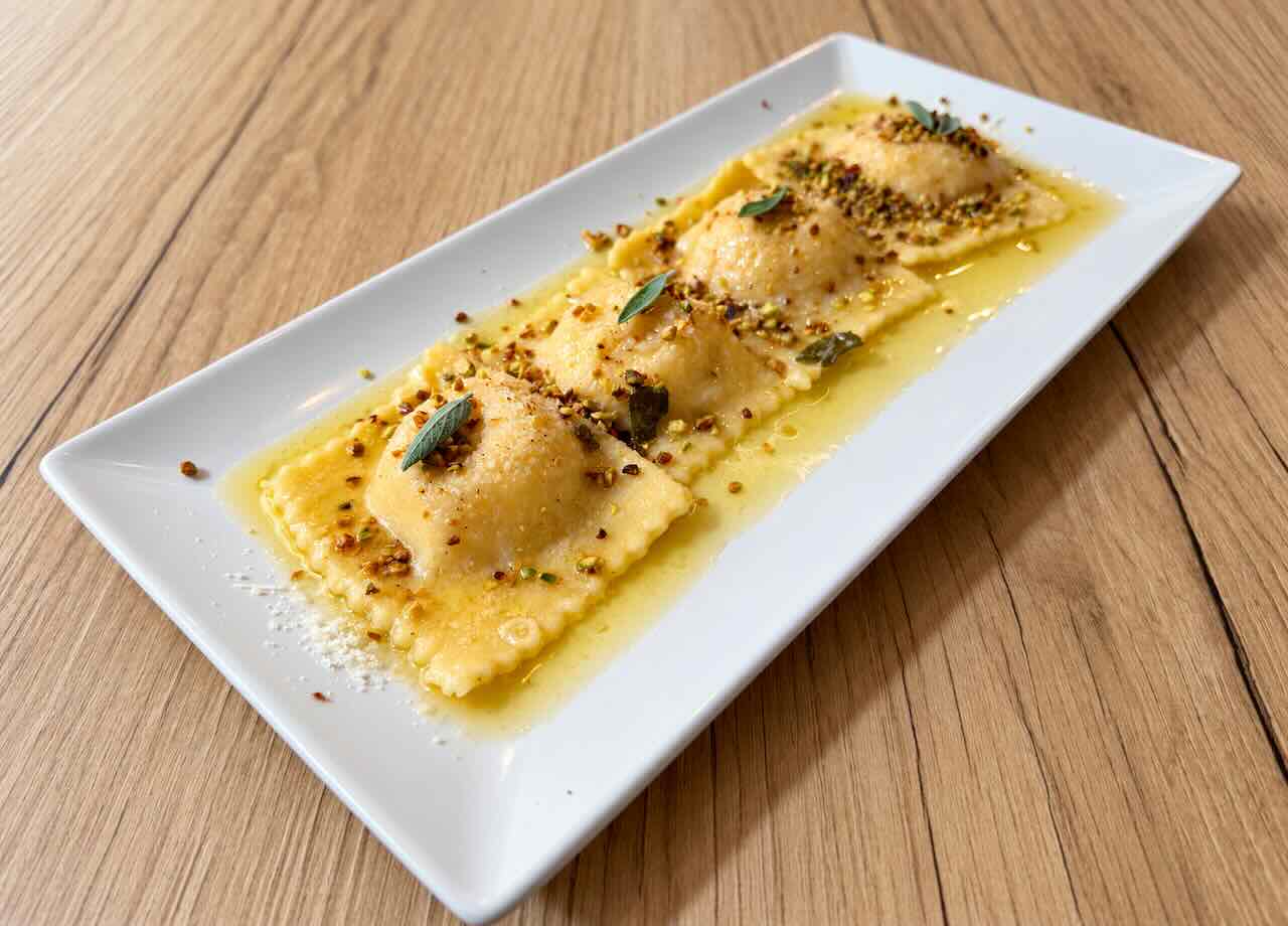 Ravioli de mortadela con mantequilla y salvia en Nenét Bistrot Santander