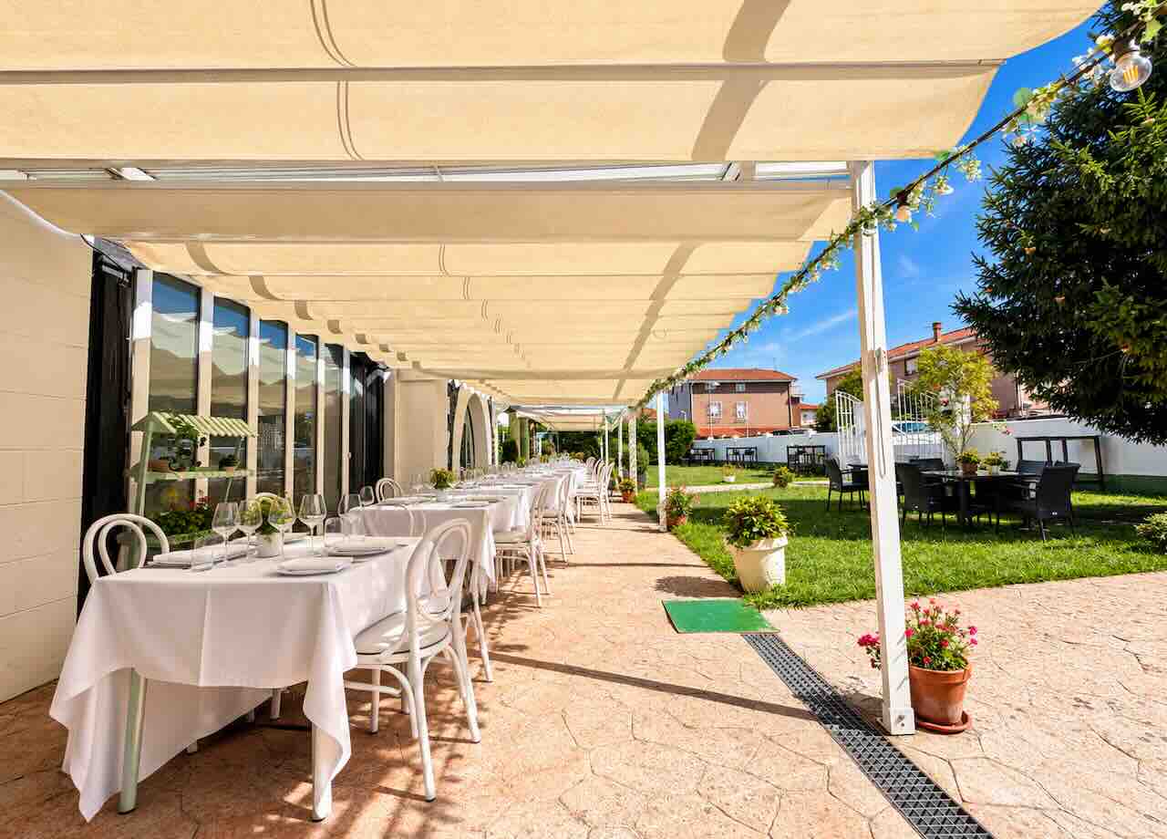 Terraza y jardín del restaurante El Palacio en Tanos, Torrelavega