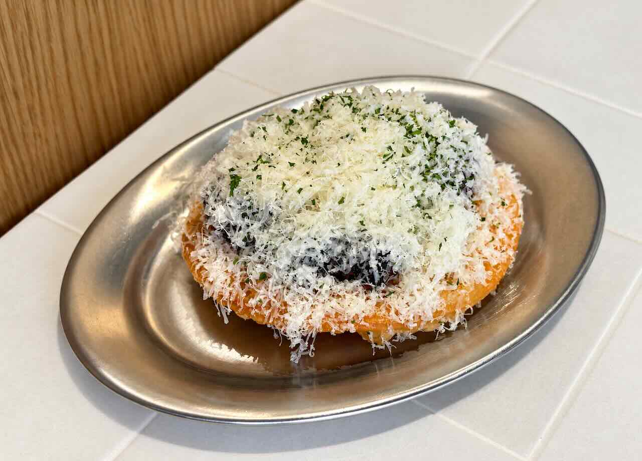 Tosta de morcilla de wagyu sobre tortilla frita de La Taberna de Halma